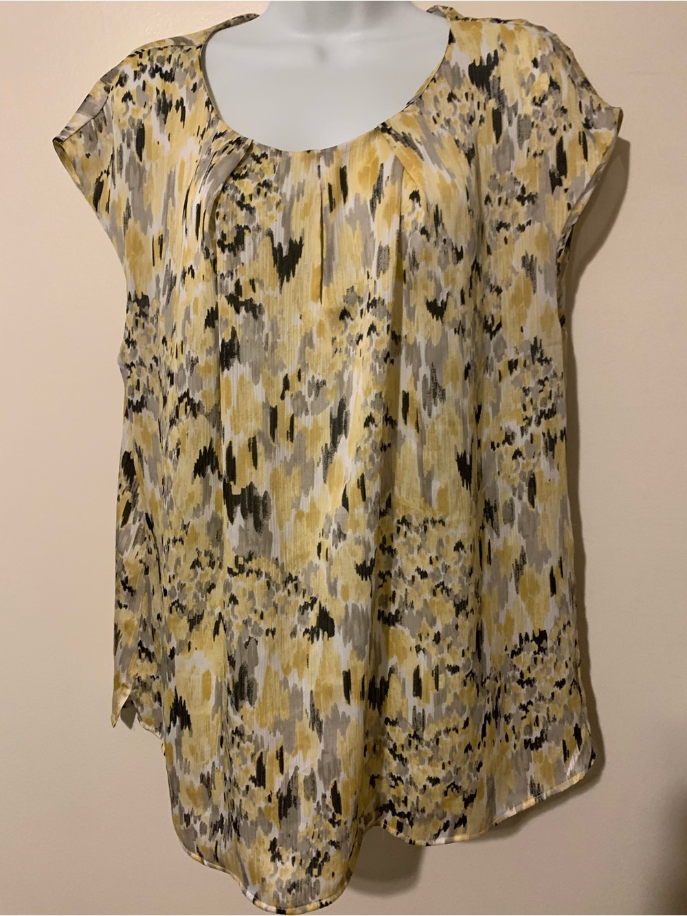 Kasper Yellow, Gray & Black Abstract Pleated Scoop-Neck Blouse